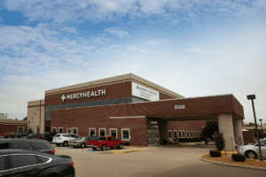 The exterior of Mercy Health Defiance Health Clinc in Defiance, OH.